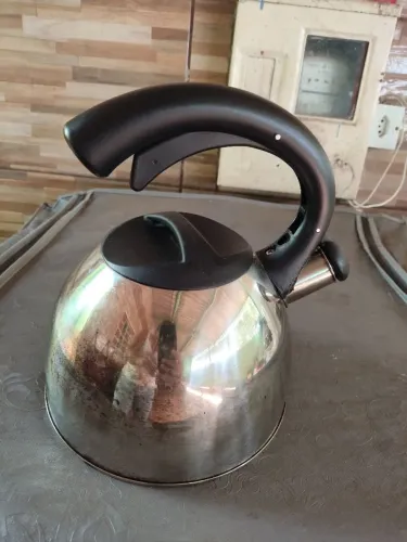 Chaleira de aço inox com alça