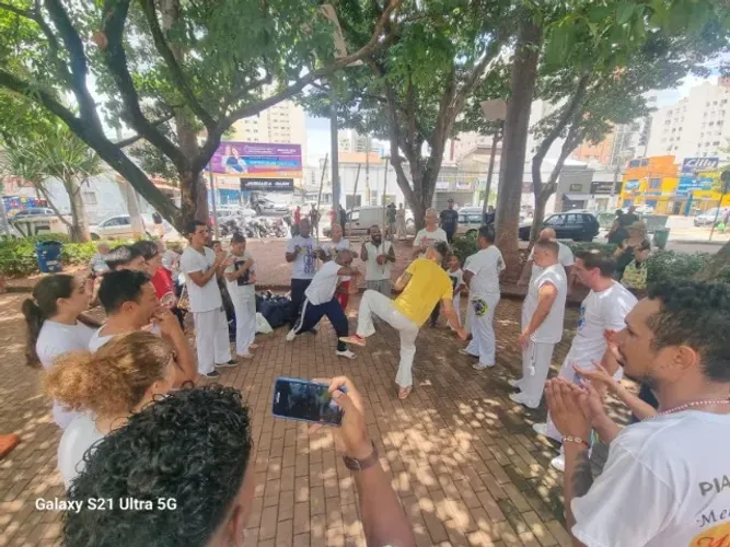 Aulas de danças, capoeira, exercícios localizados e fisioterapia reabilitaçoes.