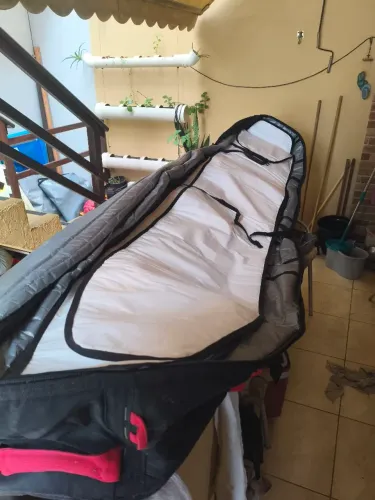 Sarcófago para 3 pranchas surf longboard tamanho 9'2", usado apenas uma vez.
