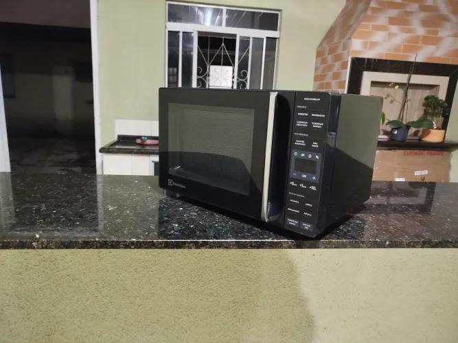 Microondas Electrolux 23L 127v NOVO, sem uso, Produto de Salvados, com pequenos detalhes.