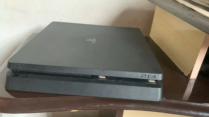 Ps4 1TB com três controles