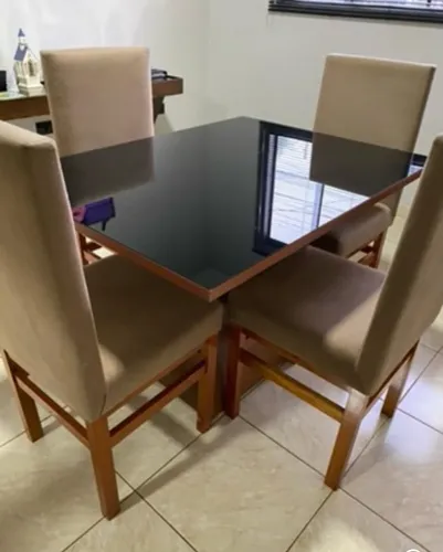 Jogo de mesa com 4 cadeiras