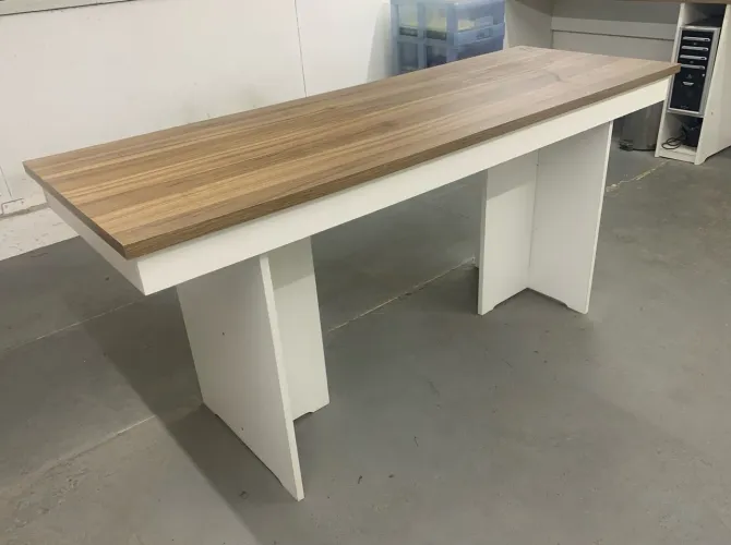 Mesa de MDF branca com tampo amadeirado - 1,70 m