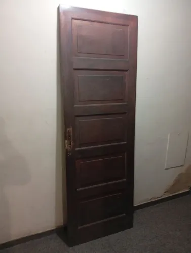 vendo essa linda porta das antigas toda de madeira pronta para chuva ou sol 70x2.10