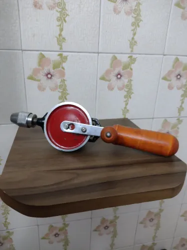 Furadeira do tempo do bisavô!