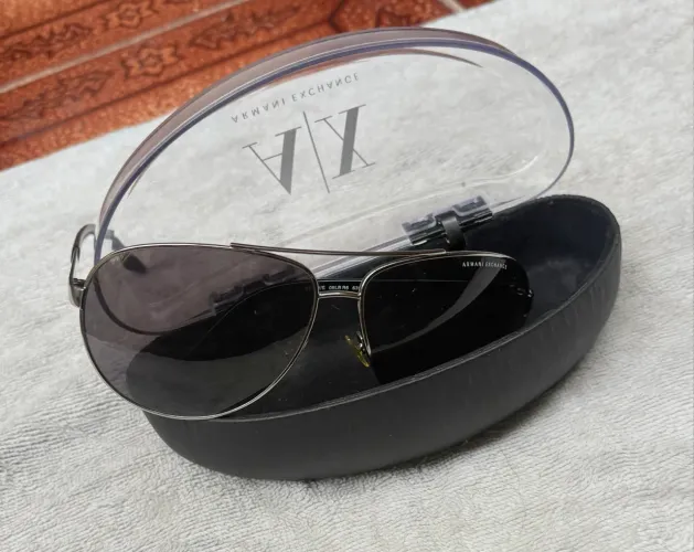 Óculos Escuro Armani Exchange com estojo original.