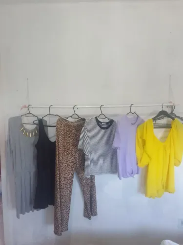 Boutique Maitê blusas novas 20 reais cada com etiquetas calças 25 reais cada novas também 