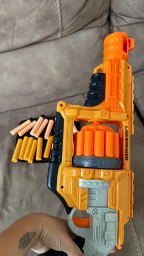 Brinquedo Nerf com apoio e colete, acompanha dardos colantes no tecido