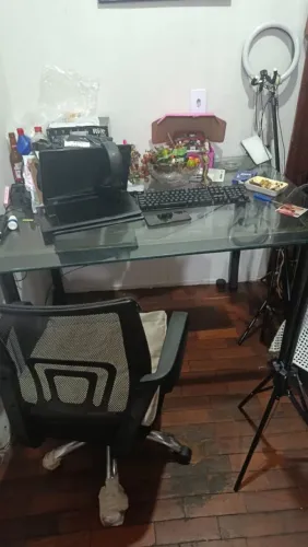 Mesa tampo de vidro temperado. Não inclui cadeiras 