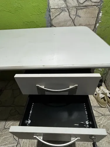 Mesa de escritório com 2 gaveta e chaves