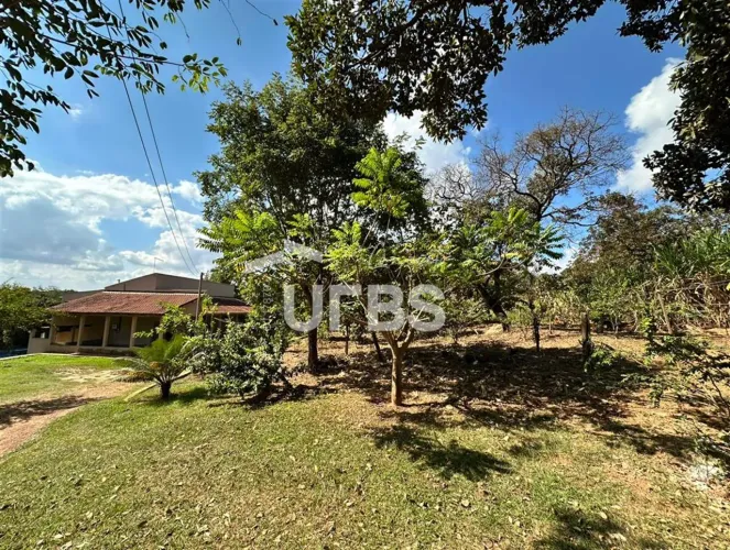 Refúgio Campestre em Aragoiânia: Sua Chácara dos Sonhos te Espera!