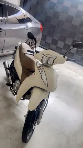 Biz 125  da cor branca banco caramelo 