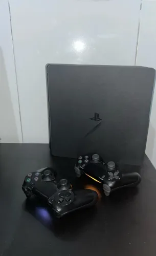 PS4 Slim 1TB + 2 Controles + Acompanha Jogos