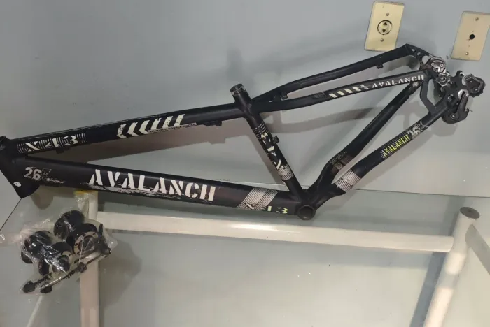 Quadro Avalanche Aro 26 Alumínio + Par de Cubos GTS Novos