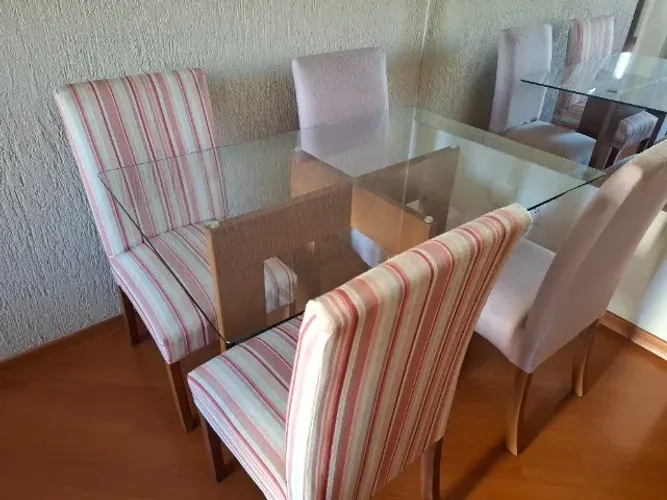 Sala de Jantar com tampo de vidro e 4 cadeiras