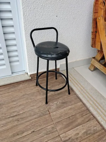 Banquinho metálico estofado