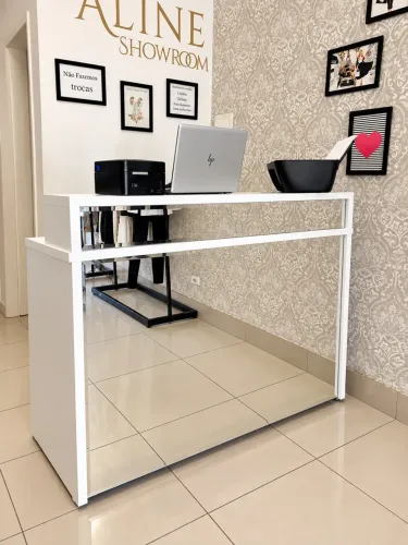 Balcão de recepção branco com espelho ideal para loja