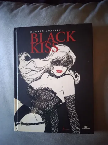 Black Kiss devir capa dura adulto