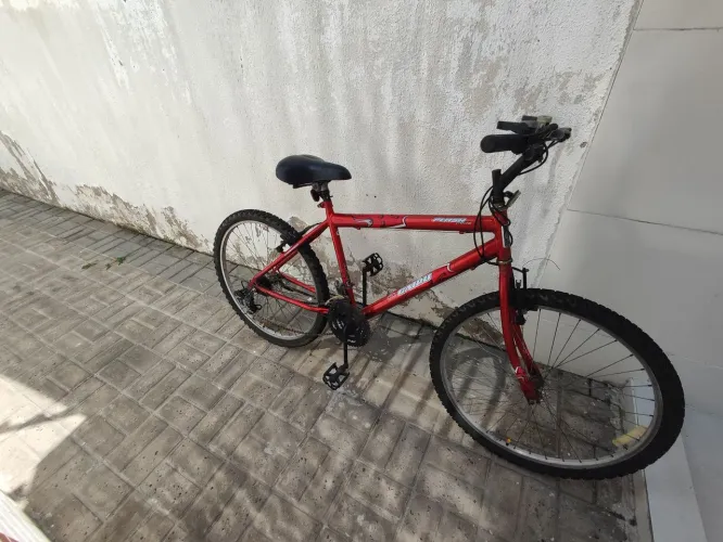 Bicicleta usada (precisa manutenção)