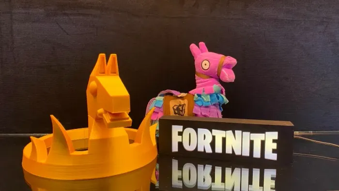 Kit Itens Fortnite (Coroa, Pelúcia Lhama e LED Fortnite)