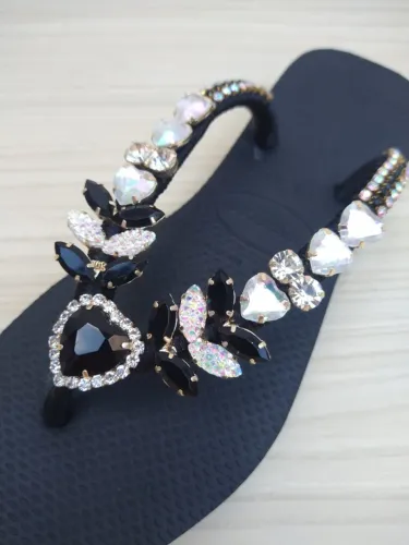Chinelo Customizado Premium - Preto Clássico com Pedrarias e Coração - Michelix