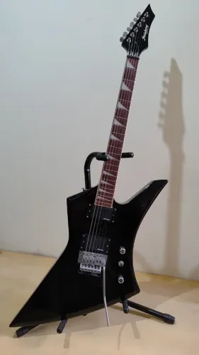 GUITARRA STRINBERG EXPLORER SEMINOVA COM ALAVANCA E BRAÇO INTEIRIÇO