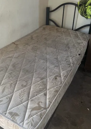 Cama de ferro resistente + colchão 