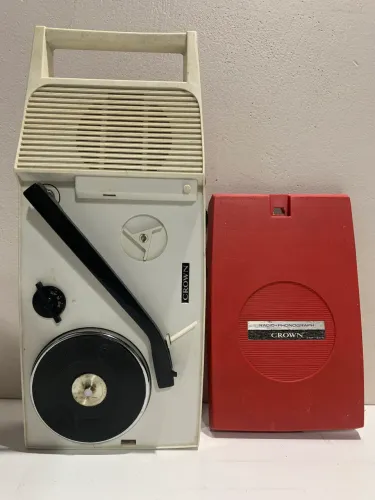 Antiga vitrola e rádio Crown Phonograph