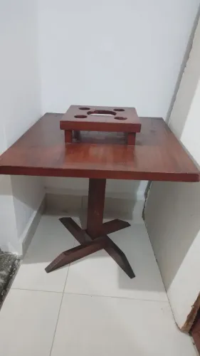 Mesa com apoio porta copos