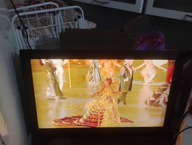 Vende se uma tv 32 polegadas hbuster