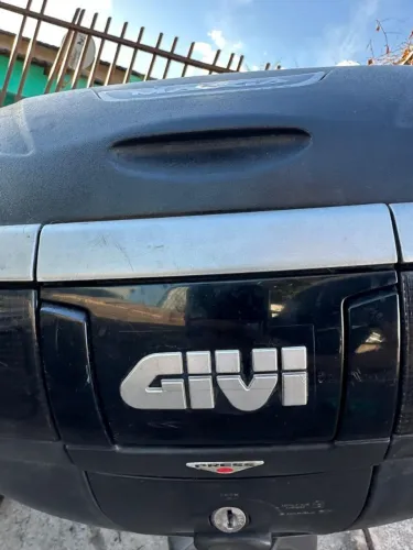 Vende-se baú givi 