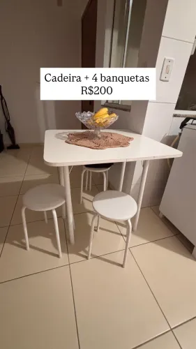 Mesa dobrável + 4 banquetas