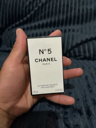 N°5 The Hair Mist (Le Parfum Cheveux) da Chanel, em um frasco de 35 ml.