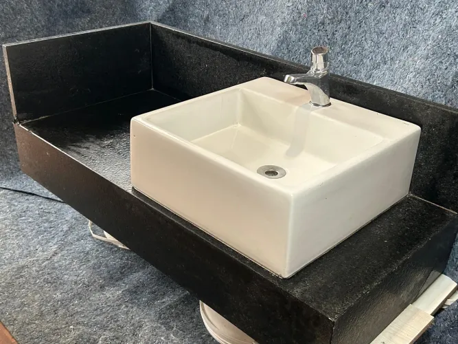 Lavatório Usado / Granito preto Flameado