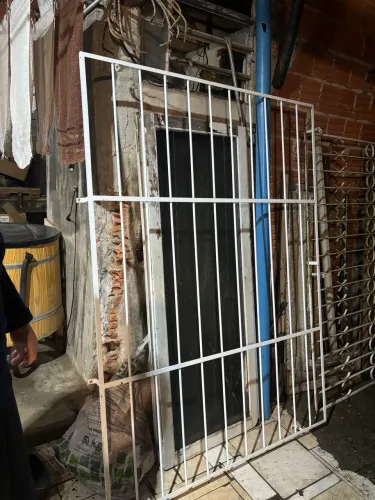 Grade multiuso pra janela ou fechamento branca, 1,29m por 1,75m