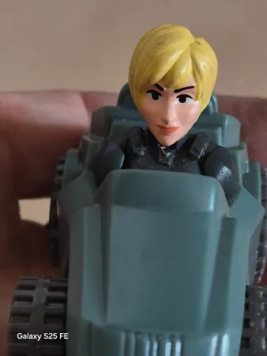 Sargento Calhoun no veículo de corrida do filme WiFi Ralph: Quebrando a Internet