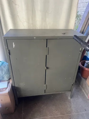 Armário de aço, ótimo para guardar ferramentas entre outros objetos.