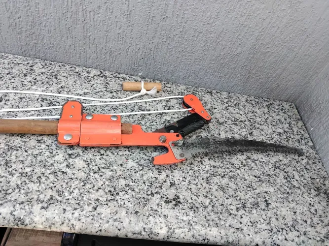 Podador de Galhos Tramontina com Serrote e Sistema de Corda
