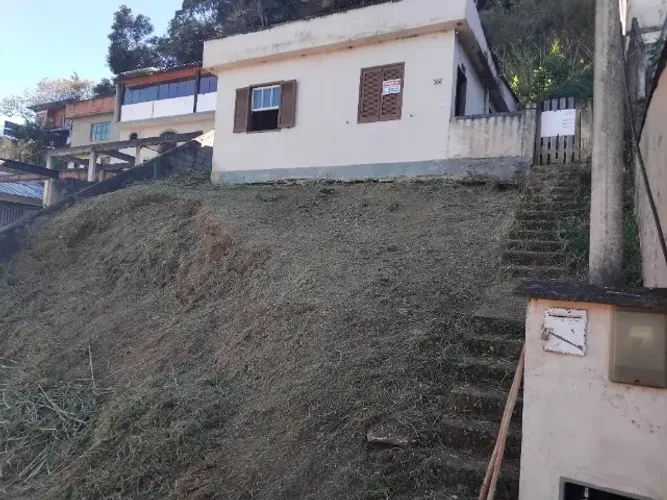 Casa a venda com amplo terreno na Mosela.