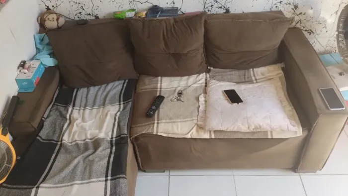 Sofá pra sentar assistindo e confortável 