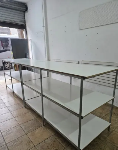 Balcão Expositor Central / Estante Comercial de ferro e MDF