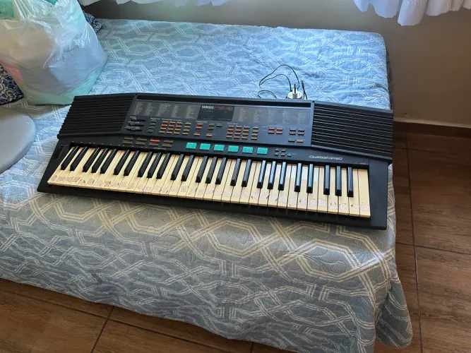 Teclado YAMAHA PSR 48 com carregador e suporte
