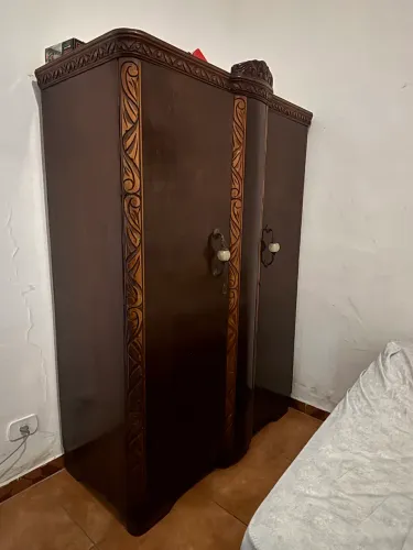 Guarda roupa de madeira