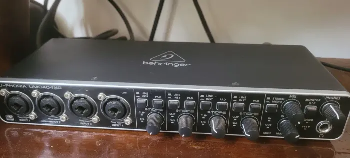 Placa de áudio Behringer UMC404