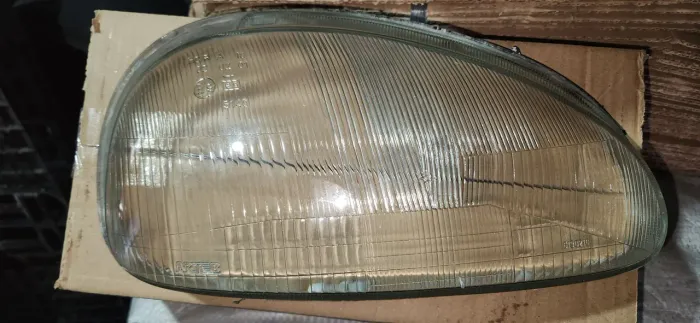 Vendo a lente do farol da pick corsa ano 1997 modelo 1998.