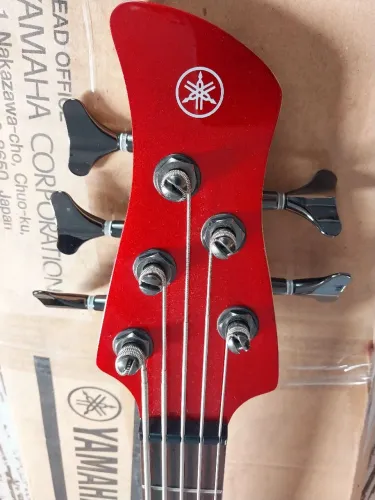 Yamaha TRBX305 na Caixa