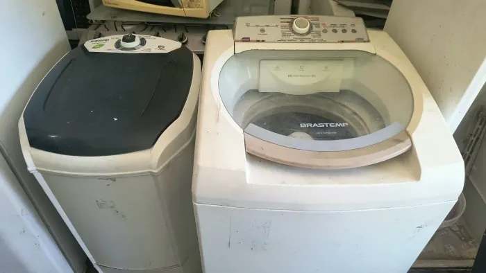 Maquina de lavar funcionando 