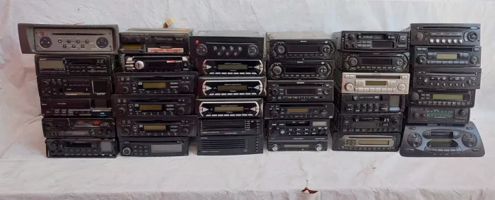 Lote de rádio automotivos no estado que estão não sei se funcionam 36 unidades