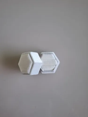 Caixa de armazenamento de anéis com formato geométrico