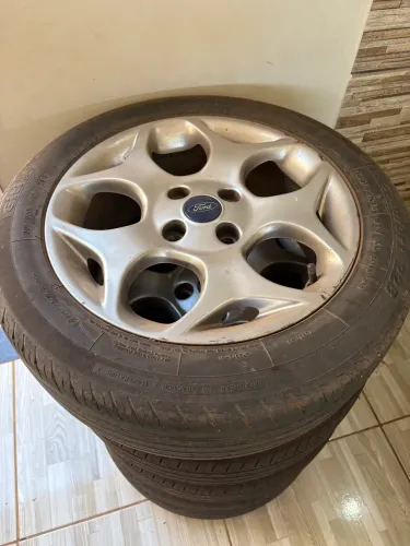 VENDO JOGO DE RODAS ORIGINAIS FORD NEW FIESTA MEXICANO ARO 16